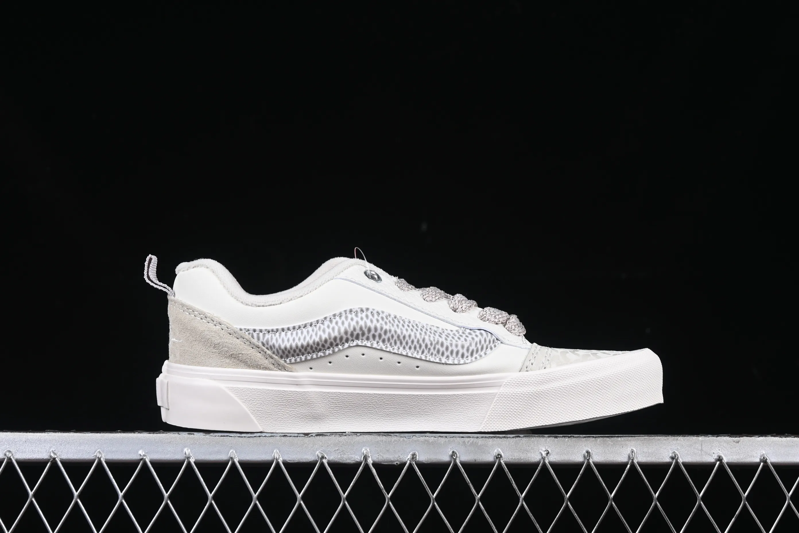 All categories Vans Vans series Vans Low Vans low-top Vans Classics Knu Skool Vr3 Vans official Year of the Snake limited bread shoes VN0009QCSNK